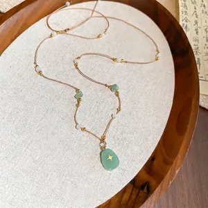 Collier de style oriental avec pendentif goutte en pierre verte et étoile dorée