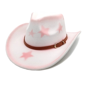 Détail du chapeau de cowboy en feutre blanc avec étoiles roses et bandeau en cuir