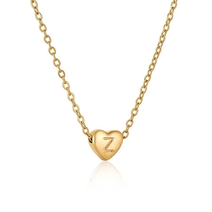 Détail du pendentif cœur en acier inoxydable doré 18K avec la lettre Z gravée dessus