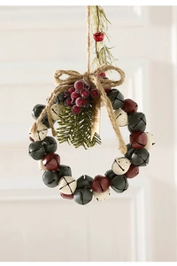 Nahaufnahme eines Weihnachtskranzes mit bunten Metallglocken, Beeren und Juteschleife