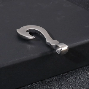 Makro-Detail des polierten Fischhaken-Anhängers aus 316L Edelstahl mit Gravur