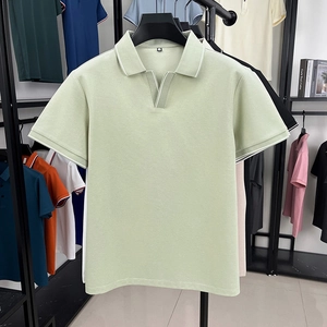 Nahaufnahme eines hellgrünen Strick-Poloshirts für Herren mit knopflosem V-Ausschnitt