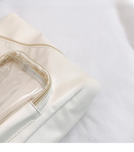 Dettaglio della borsa tote minimalista bianca con finestra in PVC trasparente e cerniera