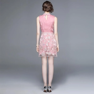 Robe sans manches rose avec haut en satin et jupe en tulle brodé vue arrière