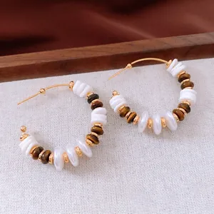 Boucles d'oreilles créoles C plaquées or 18 carats avec perles œil de tigre rétro