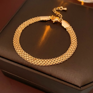 Détail d'un bracelet en maille plaqué or 18K avec fermoir réglable sur boîte à bijoux