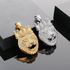 Nahaufnahme von Hip-Hop Löwenkopf-Anhängern in Gold und Silber mit funkelnden Strasssteinen