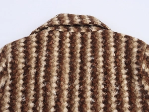 Détail macro du col d'un manteau en laine à rayures avec texture peluche marron et crème