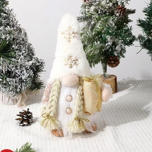 Détail d'un gnome de Noël blanc avec bonnet à paillettes dorées et coffret cadeau