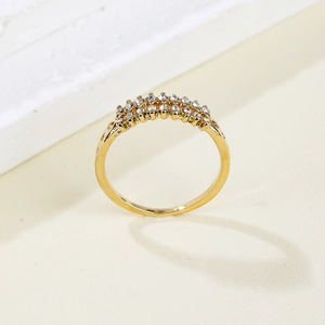 Anello in acciaio al titanio placcato oro stile francese con cristalli di zircone lucidi