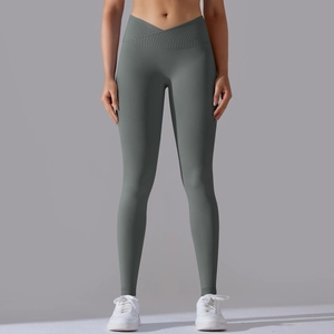 Dettaglio della vita alta incrociata e del tessuto senza cuciture dei leggings verdi