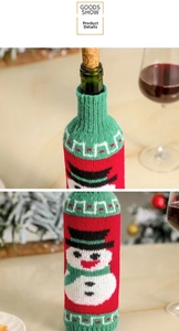 Detailansicht der gestrickten Weinflaschenhülle mit Schneemann und festlichem Muster