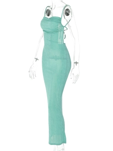 Détail de la robe midi tricotée dos nu vert menthe sur un mannequin transparent de face