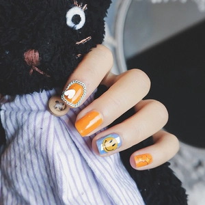5D dünne Nagelsticker mit leuchtend orangefarbenem Design, blauen Akzenten und Smileys