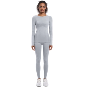 Dettaglio del set sportivo grigio chiaro senza cuciture con texture di compressione funzionale
