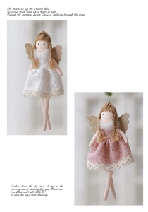 Dettaglio di angeli di peluche con gonne di lino con paillettes e ali dorate