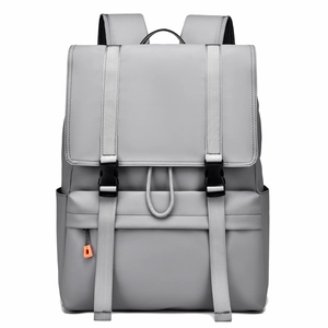 Sac à dos de voyage gris clair minimaliste imperméable avec rabat et boucles pour hommes