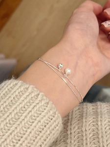 Close-up of a s925 silver double-layer snake chain bracelet with a freshwater pearl