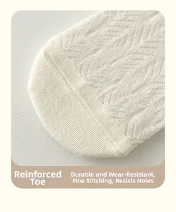 Détail de la couture renforcée de la pointe sur des chaussettes en maille blanches