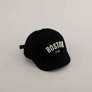 Detailansicht der 3D-Boston-Stickerei auf einer schwarzen Baumwoll-Babykappe mit kurzem Schirm