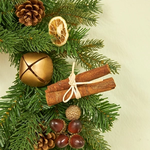 Rustic 40cm Christmas wreath with gold bells, pine cones, cinnamon sticks, and dried lemon slices