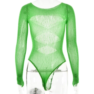 Détail d'un body en maille verte avec strass brillants et motifs ajourés sur mannequin