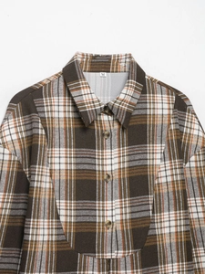 Détail de chemise à carreaux marron avec boutons ambrés et texture de col précise