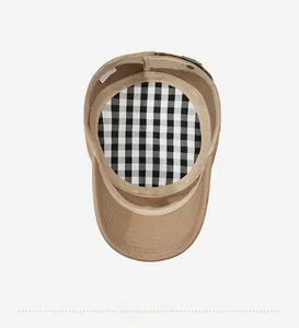 Vue de dessus de la casquette militaire pour homme avec doublure à carreaux noirs et blancs