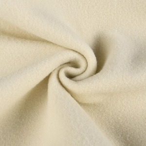 Détail macro du tissu polaire beige doux montrant la texture pelucheuse et les fibres