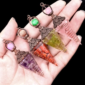 Pendentifs pendules en cristal orgone avec pierres colorées et gravures vintage