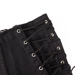 Detailaufnahme schwarzer Denim-Shorts mit seitlicher Schnürung und silbernen Metallösen
