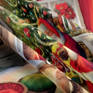 Nahaufnahme des Weihnachts-Wandteppichs mit festlicher Polyester-Stoffstruktur und Mustern