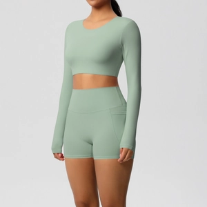 Detail van de muntgroene yogaset met crop top met lange mouwen en hoge taille short