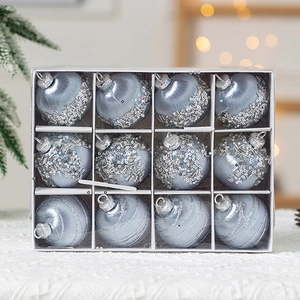 Détail de 12 boules de Noël bleu argenté avec motifs pailletés et texture fil de soie