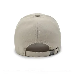 Vue arrière détaillée d'une casquette beige avec tissu respirant et boucle en métal réglable