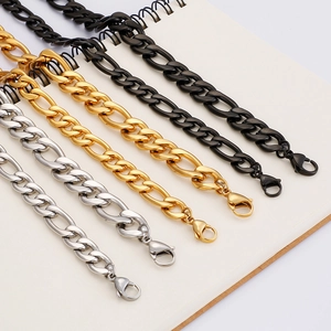 Détail de six bracelets gourmettes en acier argenté, doré et noir avec fermoirs mousquetons