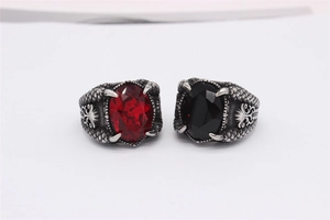 Nahaufnahme von gotischen Drachenkrallenringen mit roten und schwarzen Edelsteinen