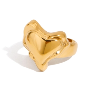 Bague cœur dorée polie avec design de lave fluide en style minimaliste en acier