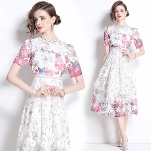 Elegantes Midi-Kleid Aus Ausgehöhlter Wasserlöslicher Spitze Mit Blumen- Und Schmetterlingsdruck Stehkragen Kurzarm Damen