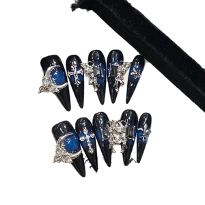 Faux ongles gothiques faits main avec dégradé bleu-noir et breloques métalliques argentées