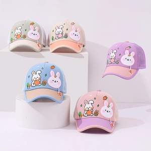 Détail de casquettes en mesh pour bambins avec motifs lapins et écussons 3D