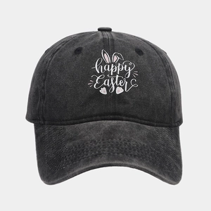 Détail d'une casquette de baseball noire délavée avec imprimé lapin Joyeuses Pâques