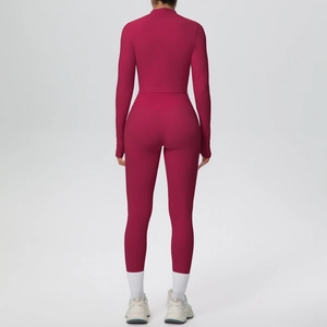 Vista posteriore del set da yoga rosso bacca con maglia a maniche lunghe e leggings