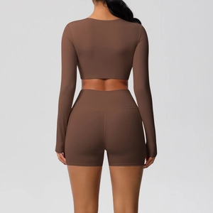 Gedetailleerd achteraanzicht van donkerbruine yoga-shorts met hoge taille en naadloos ontwerp