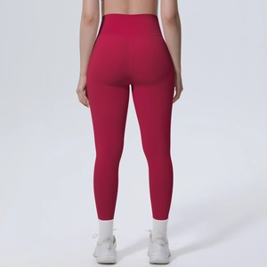 Detailansicht der roten High-Waist-Yogahose mit stützenden Rückennähten und Formeffekt