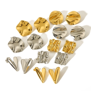 Boucles d'oreilles cœur géométriques irrégulières en acier titane avec fini or 18 carats