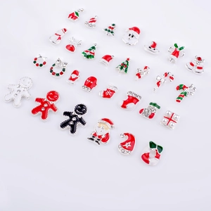 Detailliertes Gitter aus Weihnachtslegierung-Nagelkunst-Anhängern mit Weihnachtsmann-Motiven