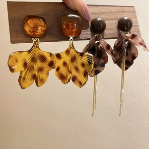 Boucles d'oreilles pendantes en acrylique feuille de ginkgo et motif léopard style rétro