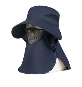 Dettaglio della maschera a rete traspirante e del lembo di protezione del collo del cappello