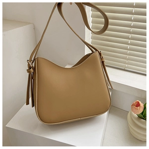 Détail d'un sac bandoulière kaki en cuir PU avec bandoulière nouée et forme demi-lune